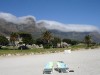 Der Strand von Camps Bay mit den 12 Apostles im Hintergrund. Sie sehen aus, als wenn man die Kuppen mit Sahne besprüht hätte. Dies schrieb uns Andreas Birlenbach zu seinem Foto. <br>© Andreas Birlenbach