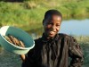 Mädchen mit Fischen, Malawi.<br>© Ministry of Tourism, Wildlife and Culture, Malawi